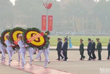 [Foto] Dirigentes vietnamitas rinden homenaje al Presidente Ho Chi Minh 