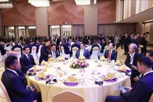 El primer ministro de Vietnam, Pham Minh Chinh, y sus homólogos de Laos, Sonexay Siphandone, y de Camboya, Samdech Thipadei Hun Manet, sostienen un desayuno especial con representantes del Consejo Asesor Empresarial de la Asean. (Foto: VNA)