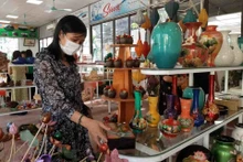 Una turista contempla los productos de laca de Ha Thai (Foto: hanoimoi.com.vn)