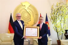 En la entrega de la Orden de la Amistad a Guido Hildner, ex embajador de Alemania en Hanói. (Foto: VNA)