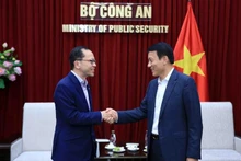 El ministro de Seguridad Pública de Vietnam, coronel general Luong Tam Quang, y el secretario permanente del ministerio del Interior de Singapur, Aubeck Kam. (Foto: VNA)