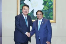 El primer ministro vietnamita, Pham Minh Chinh, con el presidente surcoreano, Yoon Suk Yeol. (Foto: VNA)