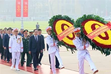 Dirigentes del Partido y el Estado rinden tributo al Presidente Ho Chi Minh. (Foto: VNA)
