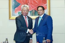 El primer ministro de Vietnam, Pham Minh Chinh (en la derecha), y el presidente del AIIB, Jin Liqun. (Foto: VNA)
