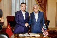 El viceprimer ministro de Malasia, Ahmad Zahid Hamidi, y el Consejero de Estado y Ministro de Seguridad Pública de China, Wang Xiaohong (Fotografía: malaysiachinainsight.com)