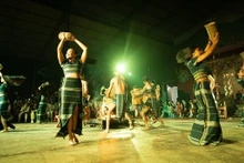 Espectáculo de danza en el sitio turístico comunitario Tá & Saly. (Fotografía: VNA)
