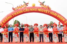 El primer ministro Pham Minh Chinh y los delegados cortan la cinta para inaugurar la segunda fase del puente Nhu Nguyet.
