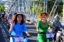 Cientos de ciclistas marchan por la ciudad de Hue en saludo a la Semana del Ao dai