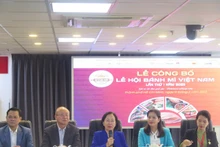 La presidenta de la Asociación de Turismo de Ciudad Ho Chi Minh, Nguyen Thi Khanh, anuncia la organización del evento. (Fotografía: VGP)