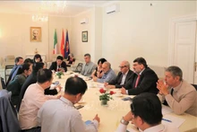 Participantes en la mesa redonda "Introducción a la teoría sobre el camino al socialismo en Vietnam". (Fotografía: VNA)