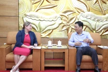 El director del Instituto de Estudios Internacionales y Diplomacia Popular de la VUFO, Dong Huy Cuong, recibe a Kate Barlett, agregada cultural de la Embajada de Estados Unidos en Hanói. (Fotografía: thoidai.com.vn)