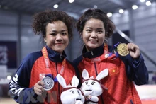 Las atletas vietnamitas Tran Huynh Nhu y Nguyen Thi Hong Tram ganan medallas en SEA Games 32 (Fotografía: VNA)