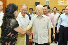 El secretario general del PCV, Nguyen Phu Trong, se reúne con votantes. 