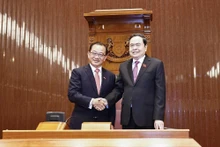 El presidente de la Asamblea Nacional de Vietnam, Tran Thanh Man (derecha), y su homólogo de Singapur, Seah Kian Peng. (Foto: VNA)