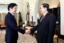 El presidente de la Asamblea Nacional de Vietnam, Tran Thanh Man, y el primer ministro de Singapur, Lawrence Wong (Foto: VNA)