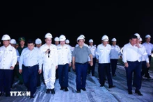 [Foto] Premier vietnamita visita Centro de Industria Energética y Servicios de Logística Portuaria 