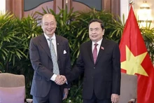 El presidente de la Asamblea Nacional de Vietnam, Tran Thanh Man (derecha), y Wee Ee Cheong, vicepresidente y director ejecutivo del United Overseas Bank (UOB). (Foto: VNA)