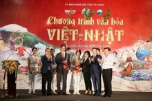La entrega simbólica de 200 cerezos japoneses a la provincia de Tay Ninh (Foto: VNA)