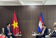 El ministro Bui Thanh Son y el viceprimer ministro y titular de Relaciones Exteriores de Camboya, Prak Sokhonn. (Fotografía: VNA)