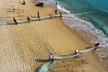 Contemplar un día de trabajo de los pescadores vietnamitas de Da Nang 