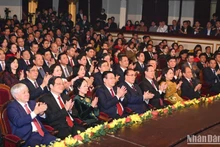 El exsecretario general del PCV Nong Duc Manh, el presidente de la Asamblea Nacional, Vuong Dinh Hue y otros dirigentes, exlíderes del Partido y el Estado asisten al evento.