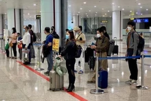 Pasajeros en el aeropuerto internacional de Noi Bai, en Hanói (Fotografía: VNA)
