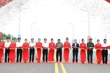 El primer ministro Pham Minh Chinh y los delegados cortan la cinta para inaugurar la ruta costera de la sección Cat Tien-My Thanh.