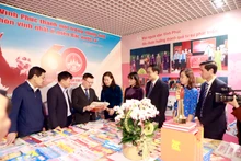 El presidente-editor del periódico Nhan Dan, Le Quoc Minh, visita el Festival periodístico de primavera de Vinh Phuc.