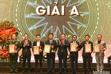 El presidente de la Asamblea Nacional de Vietnam, Vuong Dinh Hue, el miembro del Buró Político y permanente del Secretariado del Comité Central del PCV, Vo Van Thuong, y ganadores de premios. (Fotografía: Nhan Dan) 
