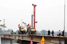 Comienzan reconstrucción de puente Phong Chau. (Foto: VNA)