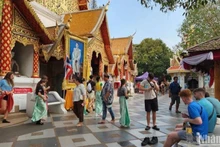 Turistas internacionales visitan el templo Wat Phra That, Doi Suthep en la provincia de Chiang Mai. (Foto: Nhan Dan)