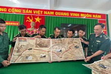 Guardias fronterizos en Phu Quoc reciben con entusiasmo el suplemento de Nhan Dan 