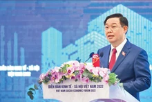 El presidente de la AN, Vuong Dinh Hue, interviene en el Foro Socioeconómico de Vietnam 2022. (Foto: Nhan Dan)