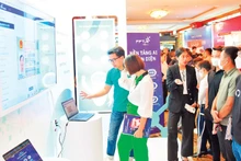 Visitantes escuchando sobre la tecnología de inteligencia artificial (IA) desarrollada por el grupo nacional FPT, en el Festival de IA de Vietnam 2022. (Fotografía: Le Thuy)