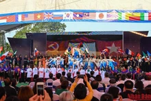 Una actuación artística abre la ceremonia.