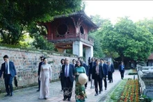 El secretario general de la ONU, António Guterres, visita el Templo de la Literatura-Quoc Tu Giam. (Fotografía: VNA)
