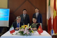 Ceremonia de firma de un acuerdo de cooperación en capacitación entre el Colegio de Salud de Thai Binh y la Asociación de Universidades Italianas. (Fotografía: baothaibinh.com.vn)