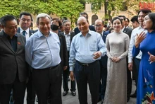 El presidente Nguyen Xuan Phuc y el secretario general de la ONU, Antonio Guterres, y otros delegados escuchan explicaciones sobre la historia del templo Ngoc Son.