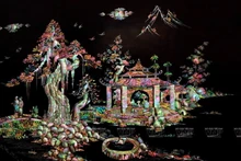 Una obra preciosa de mosaico de nácar único y sofisticado, realizada por un artesano en el pueblo de Chuon Ngo. (Foto: VNA)