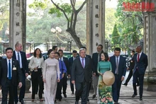 El secretario general Antonio Guterres, y otros funcionarios de la ONU visitan el Templo de la Literatura. 
