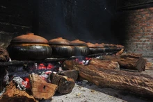 El pescado estofado se cocina a fuego muy lento. La especialidad se cocina en cazuela de barro. (Foto: toquoc.vn)
