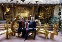 La familia de la embajadora se sienta en el banco del Dragón, símbolo del zodíaco del año 2024. (Foto: baoquocte.vn)