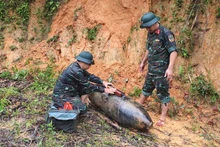 Zapadores del Comando Militar de la provincia de Nghe An desactivan la bomba. (Foto: qdnd.vn)