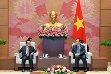 El presidente de la Asamblea Nacional de Vietnam, Vuong Dinh Hue (derecha), recibe al presidente de la Auditoría de Estado de Laos, Viengthavisone Thephachanh. 