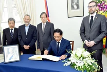 El ministro de Relaciones Exteriores de Vietnam, Bui Thanh Son firma libro de condolencias en memoria de la Reina Isabel II.