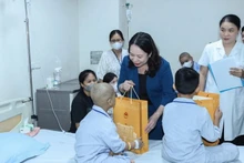 La vicepresidenta de Vietnam Vo Thi Anh Xuan entrega obsequios a pacientes infantiles. 