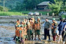El primer ministro Pham Minh Chinh durante su inspección sobre el terreno de la operación de búsqueda y rescate en la aldea Lang Nu de la provincia de Lao Cai. 
