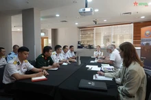 El contralmirante Christopher Smith, comandante de la flota de la Marina Real Australiana, recibe al contralmirante Nguyen Viet Khanh, subjefe de Estado Mayor de la Armada Popular de Vietnam. (Foto: qdnd.vn)