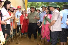 [Foto] Premier vietnamita revisa labores de superación de consecuencias de tifón Yagi en Yen Bai