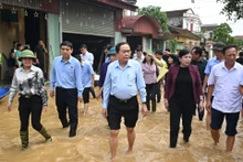 [Foto] Dirigente legislativo vietnamita inspecciona superación de secuelas del tifón Yagi en Thai Nguyen